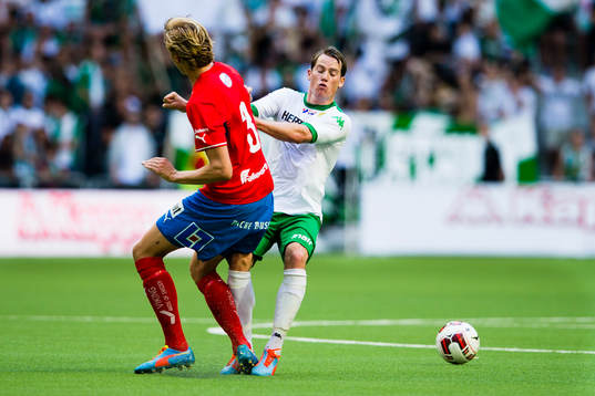 Östers Joakim Lindner i en närkamp med Hammarbys Johan