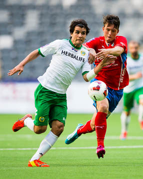 Hammarbys Lars Fuhre i kamp om bollen med Östers
