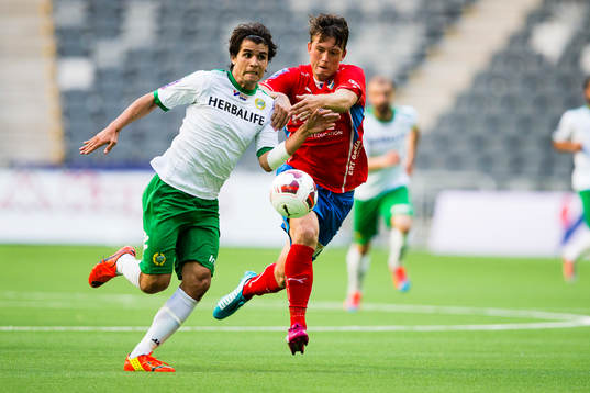 Hammarbys Lars Fuhre i kamp om bollen med Östers
