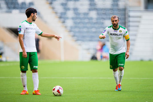 Hammarbys Nahir Besara pekar på Kennedy Bakircioglu som