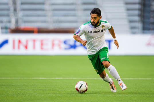 Hammarbys Pablo Pinones-Arce med bollen