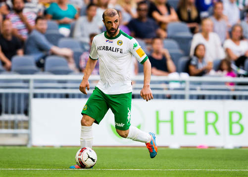 Hammarbys Kennedy Bakircioglu med bollen