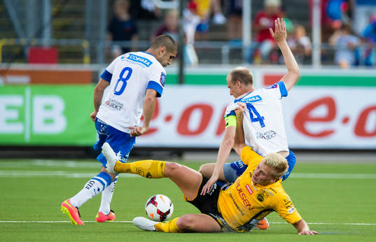 Elfsborgs Per Frick faller i en duell med Norrköpings