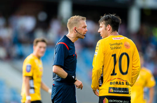 Elfsborgs Mikkel Beckmann diskuterar med domare Johan Hamlin