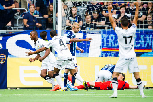 Häckens spelare jublar