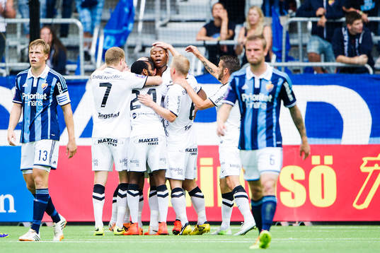 Häckens spelare jublar