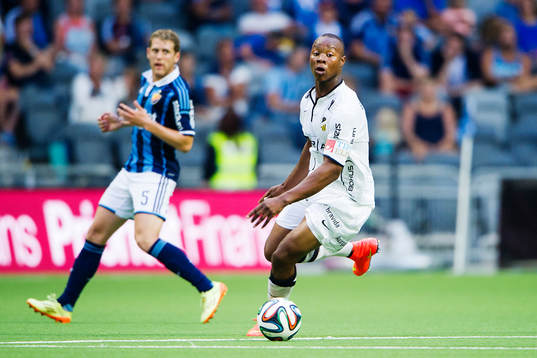 Djurgårdens Stefan Karlsson jagar Häckens Carlos