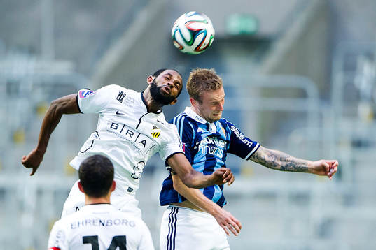 Häckens Rene Makondele i en luftduell mot Djurgårdens