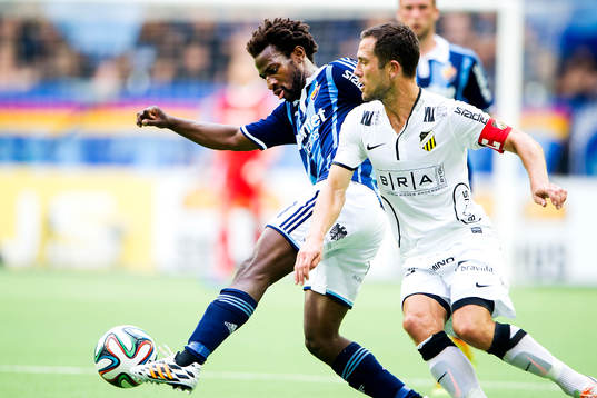 Djurgårdens Amadou Jawo och Häckens Martin Ericsson