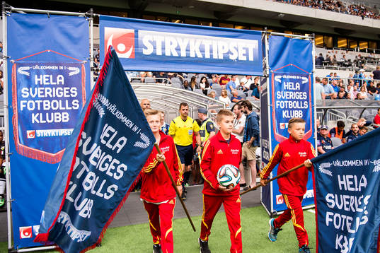 Matchknattarna går in på planen med flaggor innan