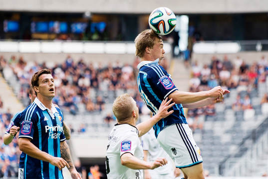 Djurgårdens Simon Tibbling nickar undan bollen framför