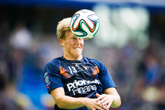 Djurgårdens Emil Bergström värmer upp