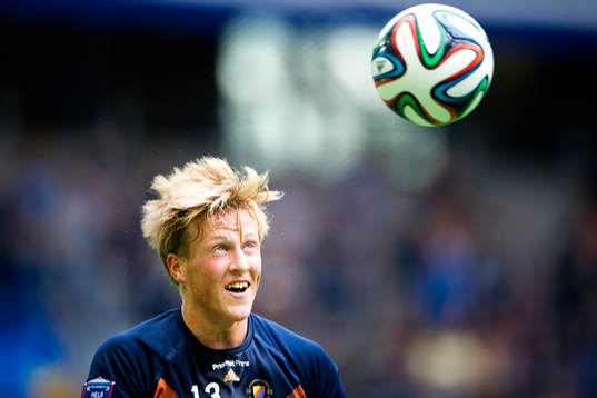 Djurgårdens Emil Bergström värmer upp