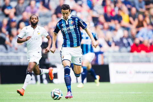 Djurgårdens Haris Radetinac jagas av Häckens Rene