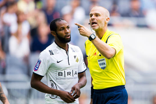 Domare Michael Lerjéus och Häckens Rene Makondele