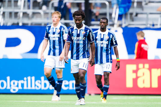 Djurgårdens spelare med Amadou Jawo längst fram deppar
