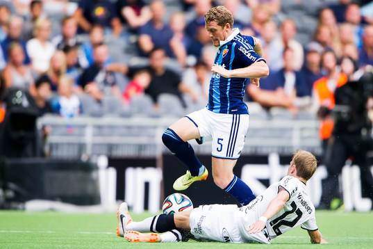 Häckens Oscar Lewicki bryter en boll medans Djurgårdens