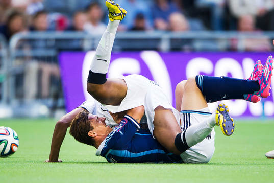 Djurgårdens Erton Fejzullahu kolliderar med Häckens Walid