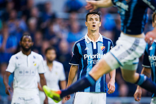 Djurgårdens Haris Radetinac ser en lagkamrat gå upp i en