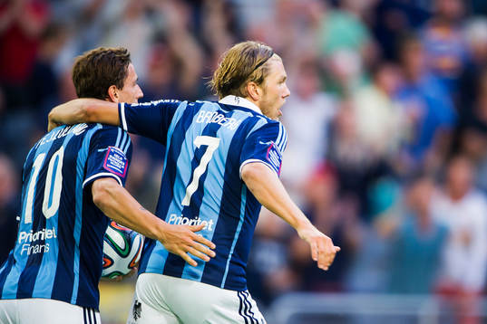 Djurgårdens Martin Broberg jublar och kramar om Erton