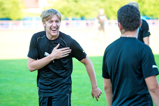 Emil Forsberg skrattar