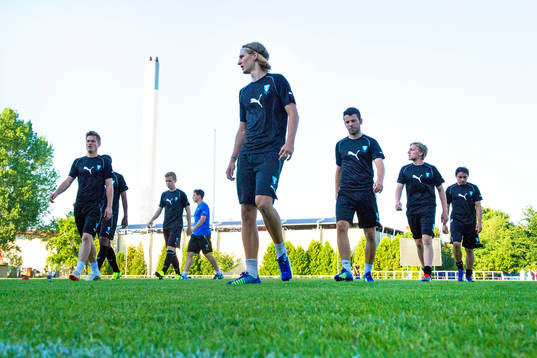 Spelarna värmer upp med Markus Rosenberg och Pawel Cibicki
