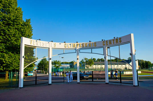 Exteriör idrottsparken Ventspils Olimpiskais Centrs där