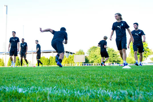 Spelarna värmer upp med Markus Rosenberg och Pawel Cibicki