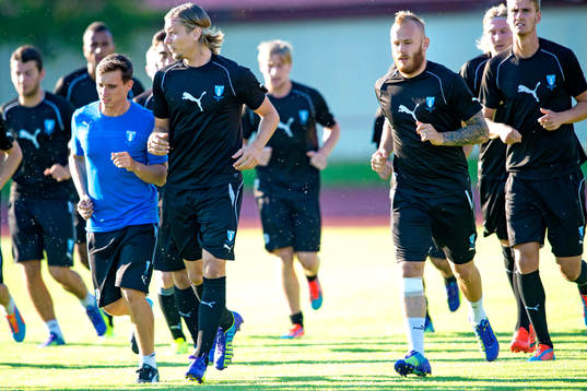 Spelarna värmer upp med Magnus Eriksson i spetsen