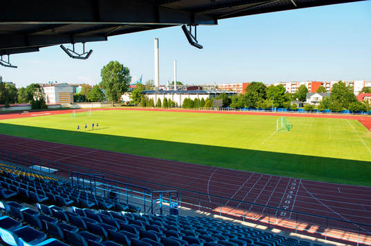 Översiktsbild över Ventspils Olimpiskais Stadions innan