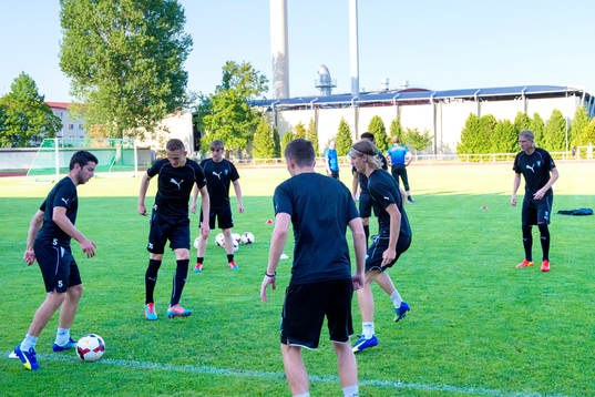 Spelarna värmer upp med Erdal Rakip (tv)