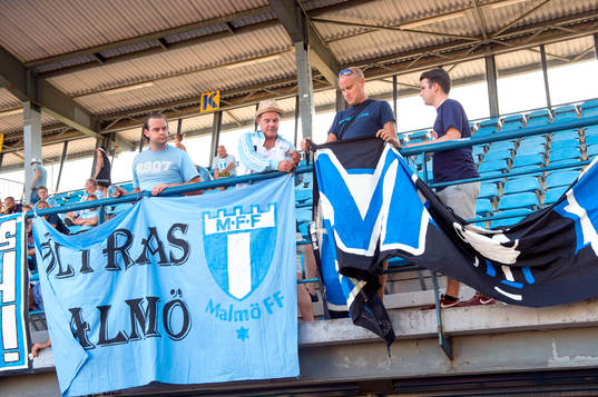 Malmö FFs supportrar hänger upp banderoller innan