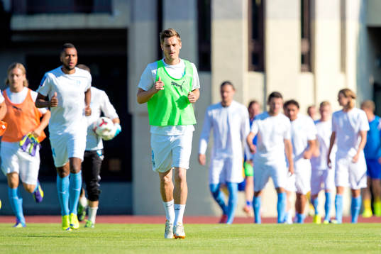 Malmö FFs spelare kommer ut på planen med Markus