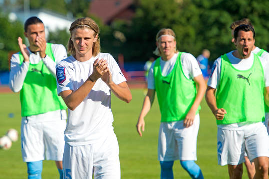 Malmö FFs målvakt Robin Olsen applåderar klacken innan