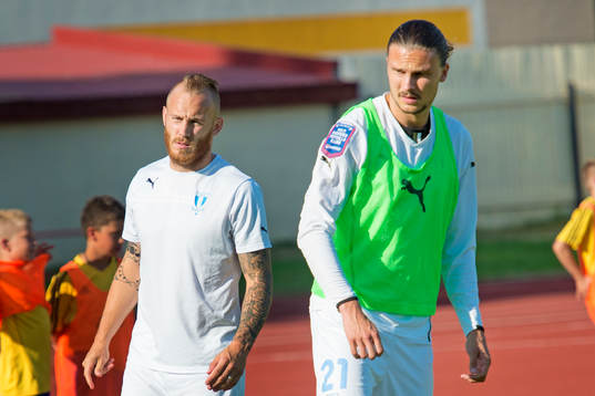 Malmö FFs Magnus Eriksson och Erik Johansson värmer upp