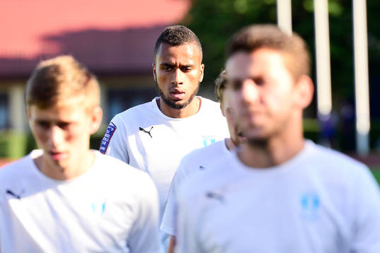Malmö FFs Isaac Kiese Thelin värmer upp