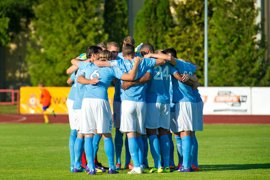 Malmö FFs spelare pratar ihop sig
