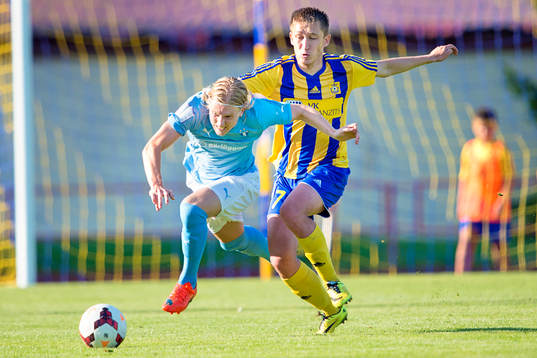 Malmö FFs Simon Kroon faller i en duell mot Ventspils