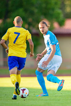 Malmö FFs Erik Johansson bevakar Ventspils Tornike