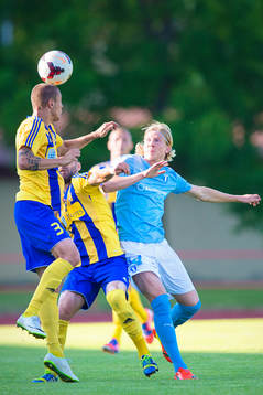 Ventspils Anton Kurakin nickar undan framför Tornike