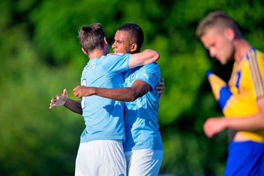Malmö FFs Isaac Kiese Thelin jublar och gratuleras av