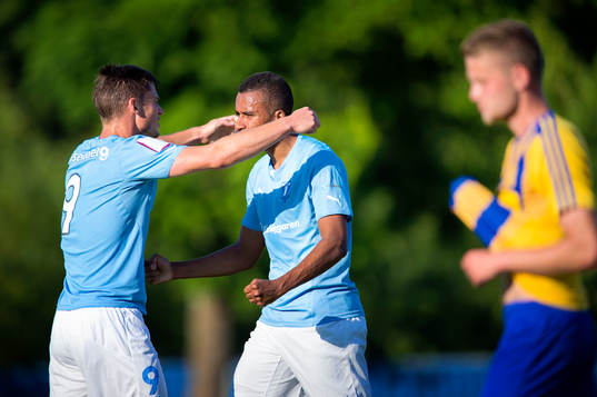 Malmö FFs Isaac Kiese Thelin jublar och gratuleras av