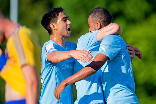 Malmö FFs Amin Nazari kramar om Isaac Kiese Thelin