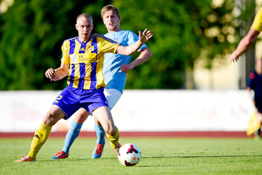 Ventspils Kaspars Dubra jagas av Malmö FFs Emil Forsberg