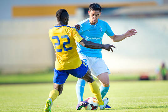 Malmö FFs Amin Nazari i kamp om bollen med Ventspils Ahmed