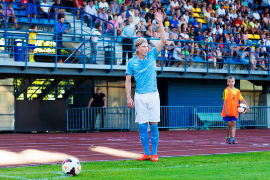 Malmö FFs Emil Forsberg signalerar innan han lägger en