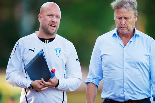 Malmö FFs assisterande tränare Olof Persson i samtal med