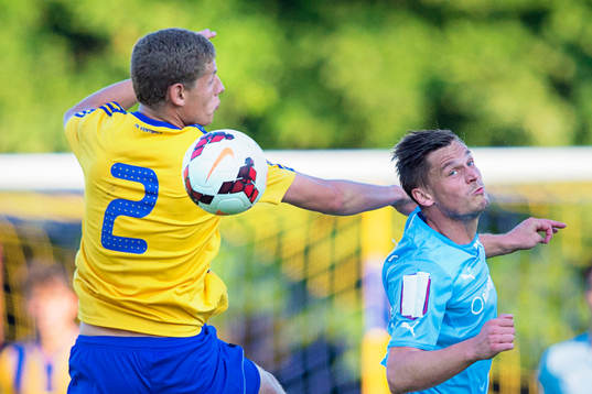 n140723 Malmö FFs Markus Rosenberg nickar undan framför