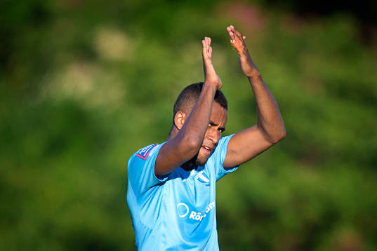 Malmö FFs Isaac Kiese Thelin tackar publiken när han byts