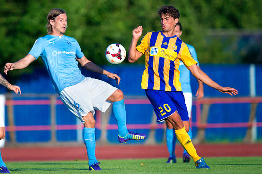 Malmö FFs Markus Halsti i kamp om bollen med Ventspils